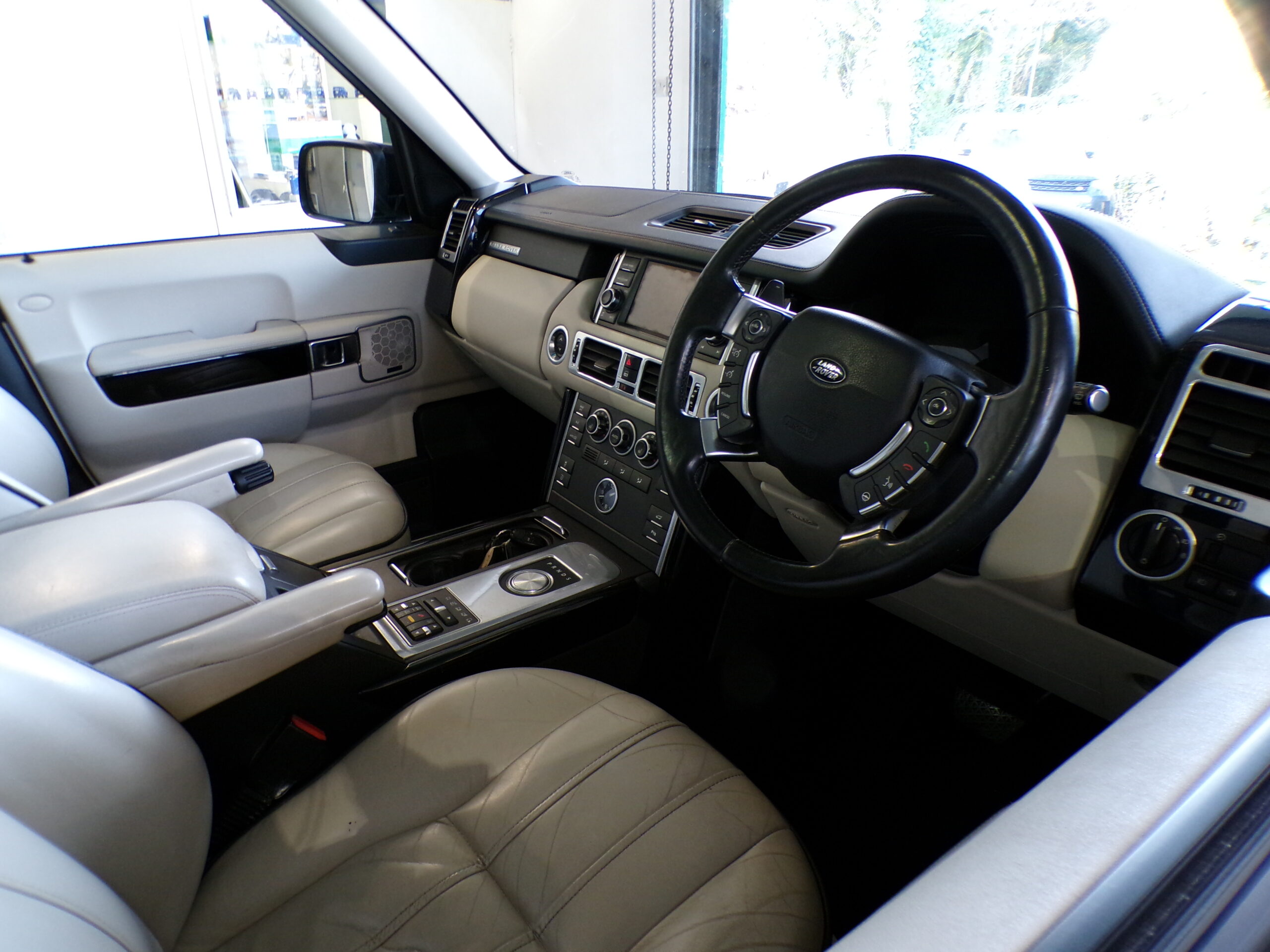 RANGE ROVER VOGUE 4.4 V8 - Image 15