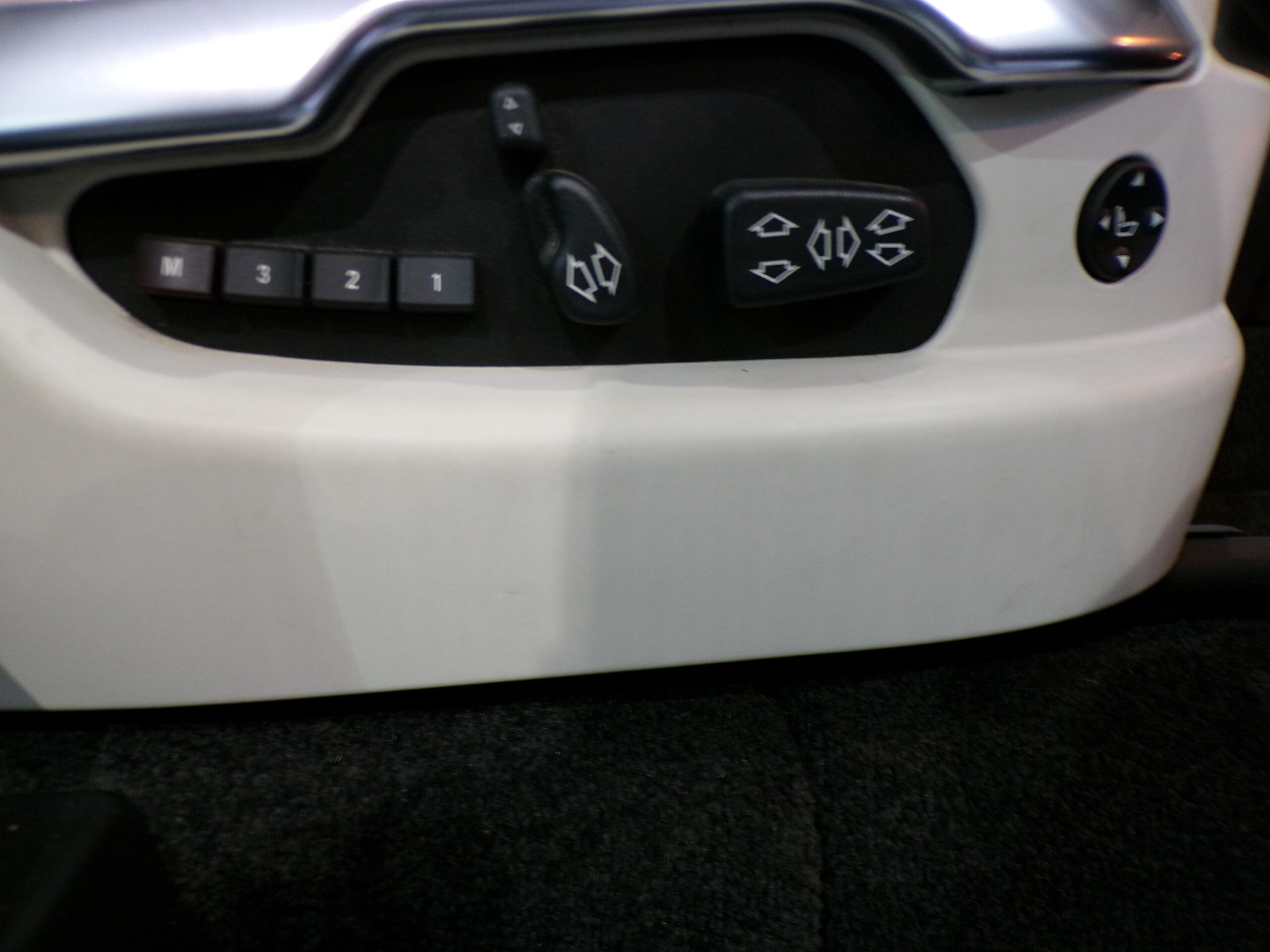 RANGE ROVER VOGUE 4.4 V8 - Image 20