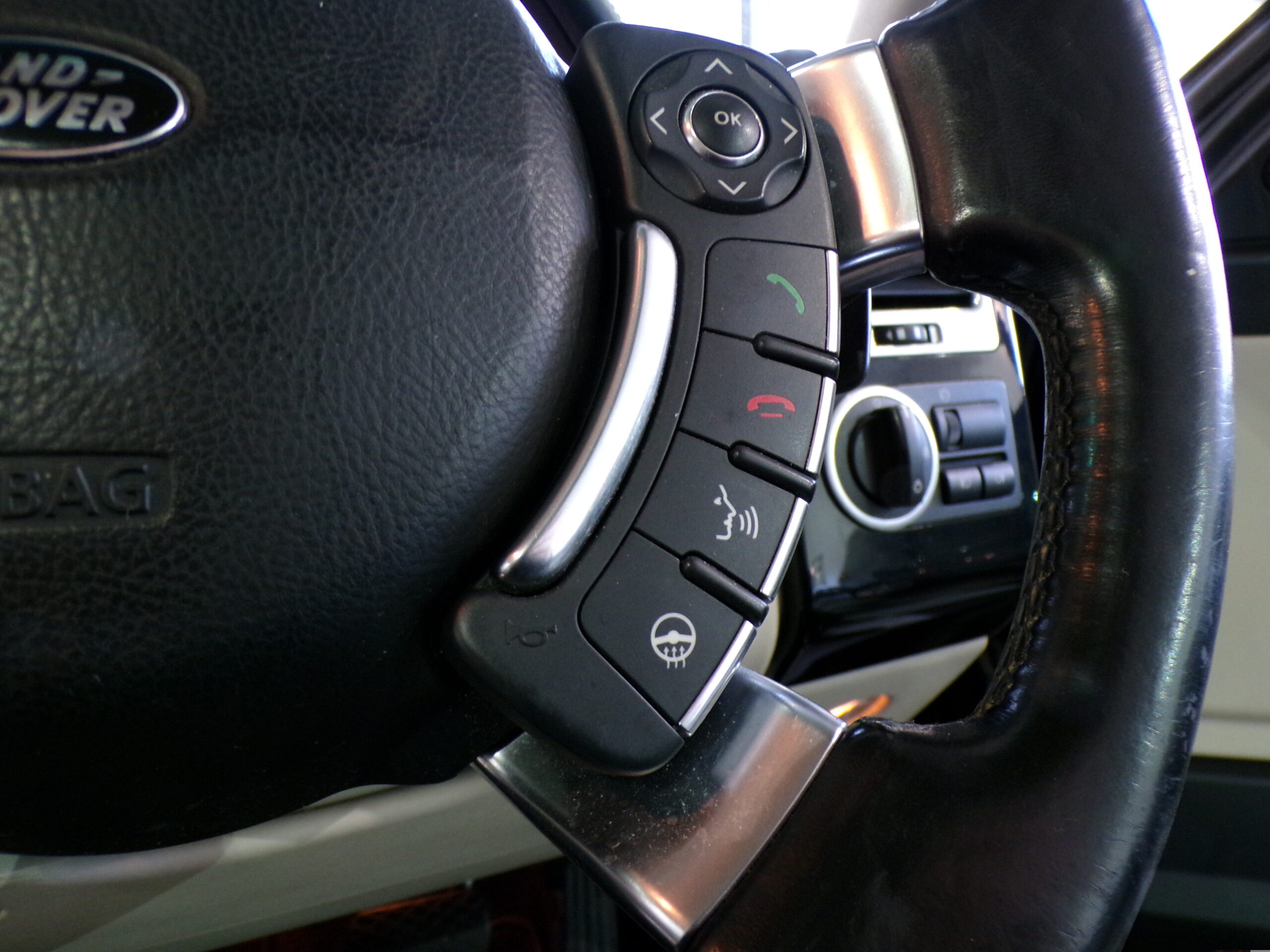 RANGE ROVER VOGUE 4.4 V8 - Image 23