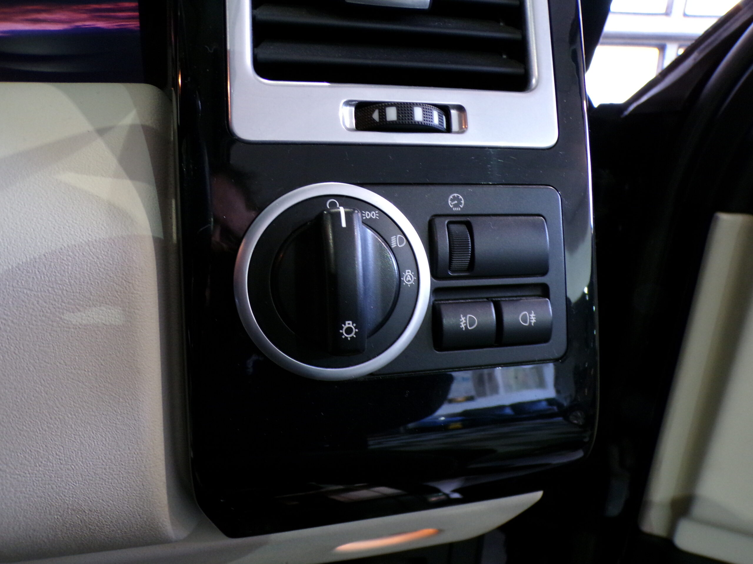 RANGE ROVER VOGUE 4.4 V8 - Image 24