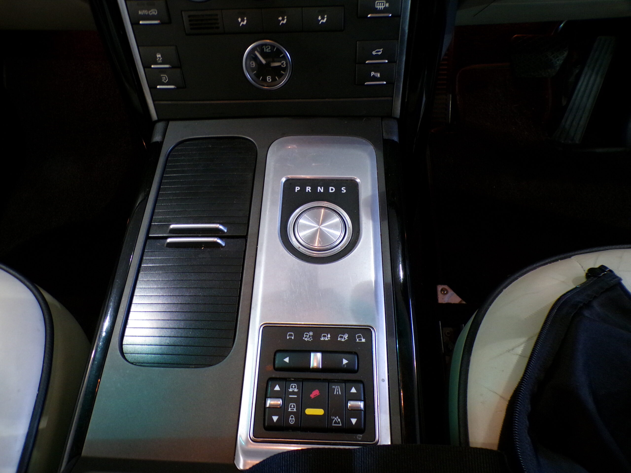 RANGE ROVER VOGUE 4.4 V8 - Image 25