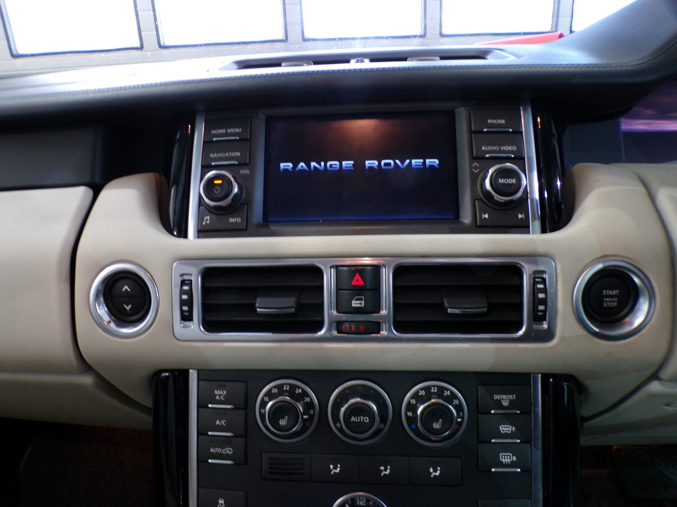 RANGE ROVER VOGUE 4.4 V8 - Image 26