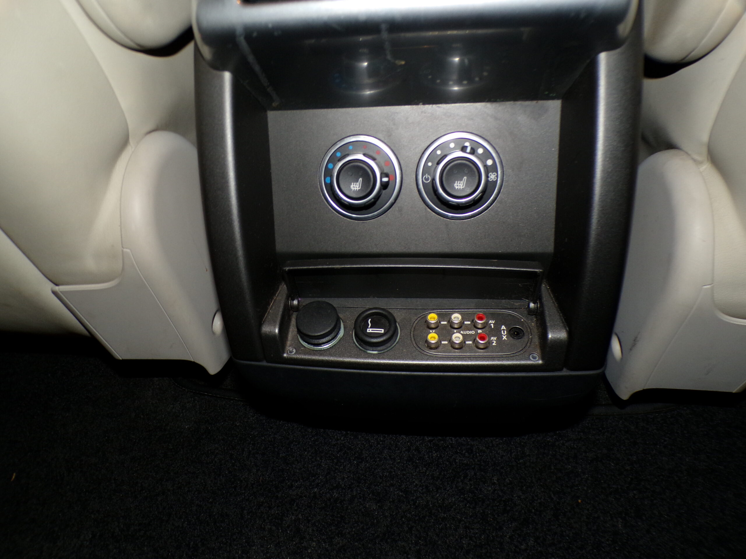 RANGE ROVER VOGUE 4.4 V8 - Image 27