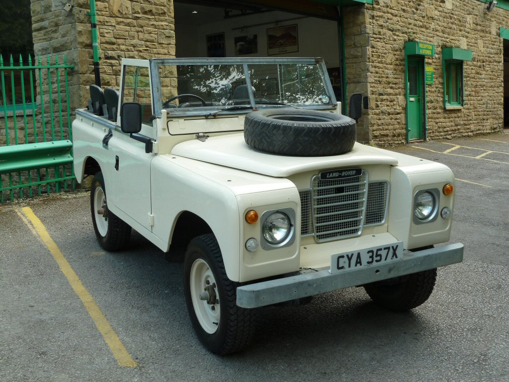 CYA 357X - 1982 Series III - Galvanised Chassis - Soft top - 7 seater - Land  Rover Centre