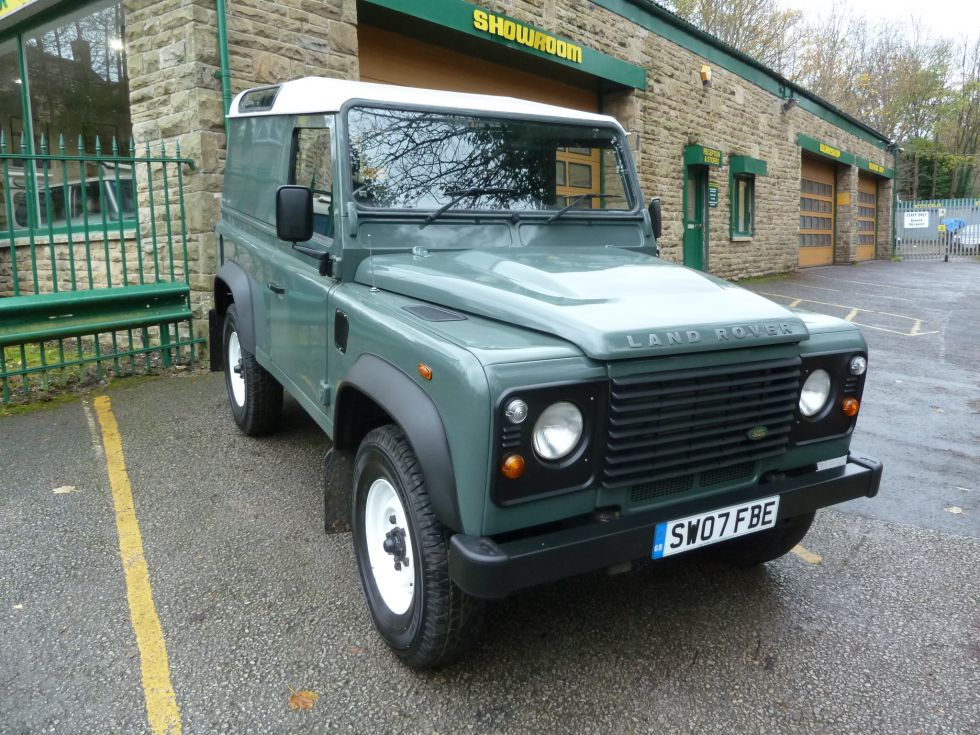 Anne from Bradford collects her 2007 Land Rover Defender